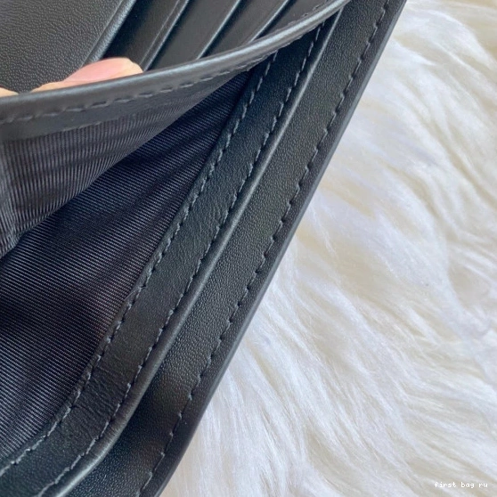 First bag ru GUCCI WALLET 0810